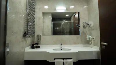 a bathroom with a sink and a mirror at Motel Heksapolis in Tavşancıl