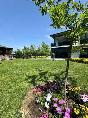 a garden with flowers in front of a building at Sapanca Villa Dereiçi in Sapanca