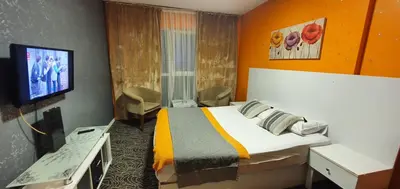 a hotel room with a bed and a tv at İNCİ HOUSE in Kırac