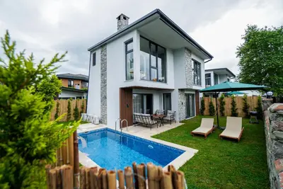 a house with a swimming pool in the yard at Vital Home Sapanca Isıtmalı Havuzlu Villa&Bungalov in Sapanca