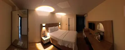 a small bedroom with a bed and a mirror at Vizyon Otel Darıca in Darıca