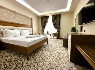 a hotel room with a bed and a table at AQUA MARINN SPA&WELLNESS in Yalova
