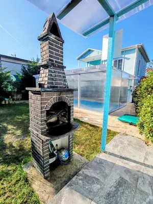 a brick oven in a yard with a house at Villaferhat mavi in Karacaköy