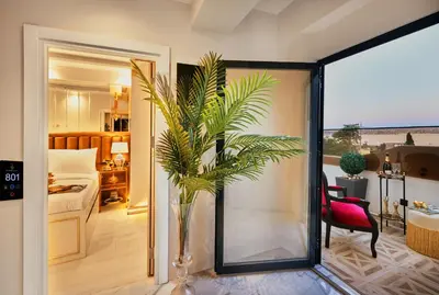 a living room with a vase with a plant in it at Mitspark in Istanbul
