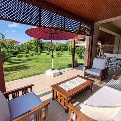 Garden Floor Flat in a Beachfront Complex with a Pool