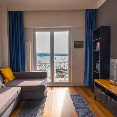 Trendy Waterfront Apt with a Striking View