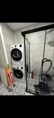 a microwave and a washing machine in a room at KÖYLÜM RESİDENCE-2 Bostancı in Istanbul