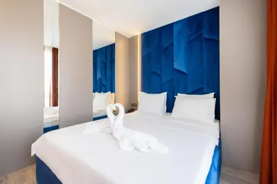 a white swan statue sitting on a bed at The Port Güzelyalı in Pendik