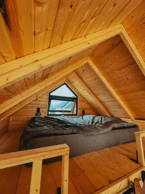 a bed in the attic of a log cabin at Kackar Kamp istanbul in Domalı