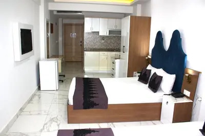 a bedroom with a large bed and a kitchen at Eclipse Hotel in Istanbul
