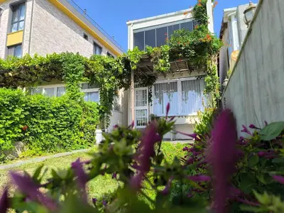 a house with flowers on the side of it at Villa Taskoparan in Tekirdag