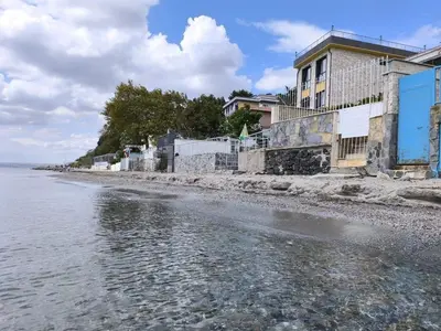a building on the shore of a body of water at Villa Taskoparan in Tekirdag