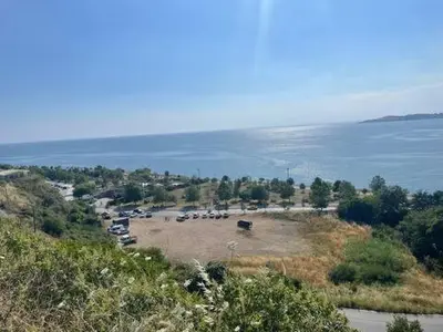 a group of cars parked on a field next to the water at fuar VİLLA in Beylikduzu