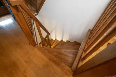 an overhead view of a wooden staircase in a house at Uludağ Tatil Evleri & Villa Seyir in Yigitali
