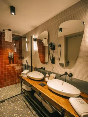 a bathroom with two sinks and a large mirror at Casa Vera Villa in Sakarya