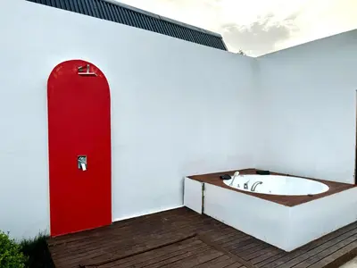 a bath tub sitting in the corner of a white wall at Sakarya Sapanca Memnuniye de 2 oda 1 salon Özel Havuzlu , Muhafazakar , Şömineli , Jakuzili 6 Kişilik Tatil Villası in Sapanca