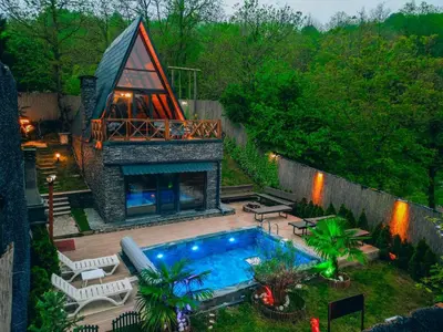 a backyard with a swimming pool and a fireplace at Sakarya Sapanca Memnuniye de 3 Oda1 salon Özel Havuzlu-Jakuzili-Şömineli-Korunaklı 8 Kişilik Bungalov in Sapanca