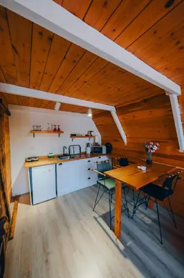 a kitchen and dining room with a wooden ceiling at Mert Bungalov-Yıldız Evi in Sapanca