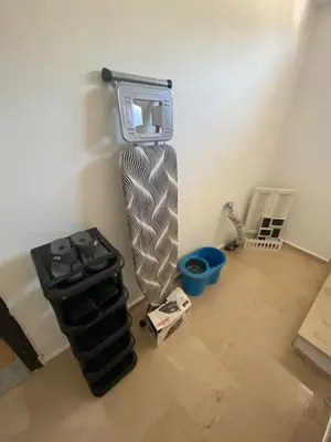 a room with a wall with a snowboard hanging on the wall at Sidelya in Ocaklar