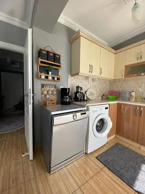 a kitchen with a washing machine and a washer at Sidelya in Ocaklar