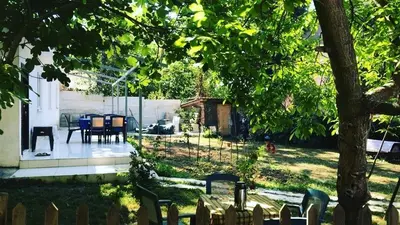 a backyard with a table and chairs and a fence at Polonezköy butik bahçeli ev in Beykoz