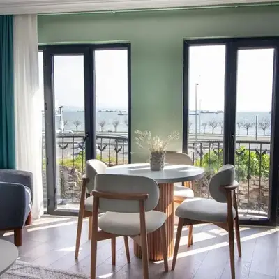 Modern & Stylish 2BR Haven by the Sea in Yedikule