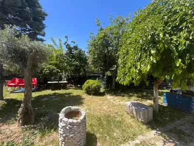 a yard with a tree and a table and chairs at Enn Is Inn Hotel in Marmaraereglisi