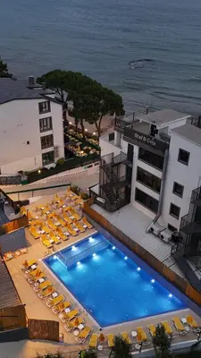 an overhead view of a swimming pool with chairs and umbrellas at Kerpe Askoroz Otel in Kandıra