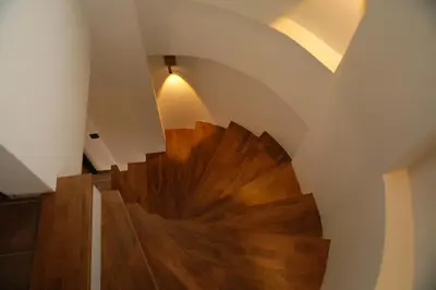 a spiral staircase in a house with wooden floors at Cevizdibi Loft Villa in Kartepe