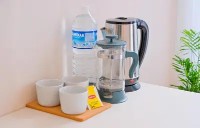 a coffee maker and three cups on a counter at Casa Nozze 2 in Istanbul