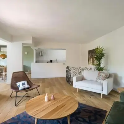 Beautiful Modern Bright 2BD Patio Duplex #179