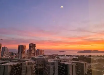 a view of a city at sunset with buildings at Dap Vazo Kule Rezidansta Konaklama Hizmeti in Istanbul