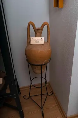 a vase sitting on a stand in a room at Kerpe Diem Otel in Kerpe