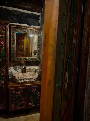 a bathroom with a sink and a mirror at Taş Devri Konaklama in İznik