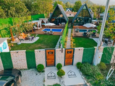 an aerial view of a house with a yard at Melodi Bungalov Sapanca in Sakarya