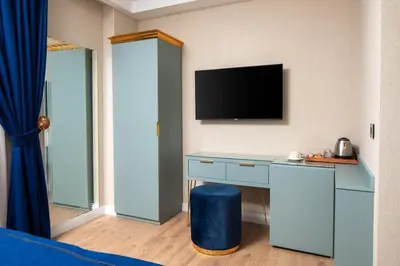 a room with a desk and a tv on a wall at Hotel De Bonte in Istanbul
