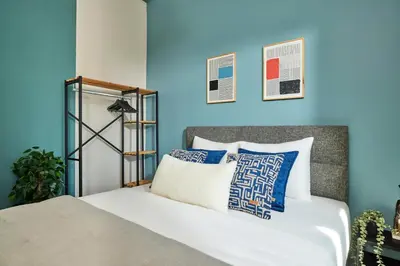 a bedroom with blue walls and a bed at Central Nişantaşı Stay 2BR Flat AC in All Rooms in Istanbul