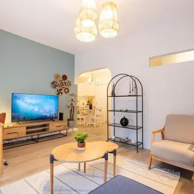 Fully Renovated 2BR Flat in Center of Moda