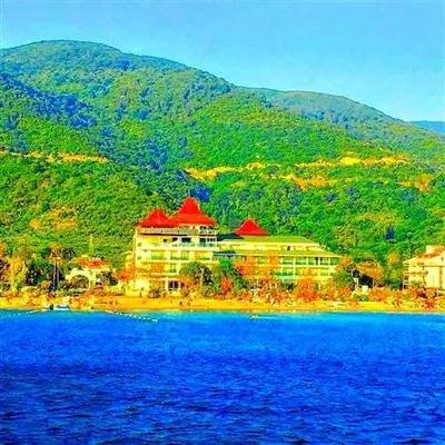 a resort on the shore of a large body of water at Ceti̇n Presti̇ge Resort in Erdek