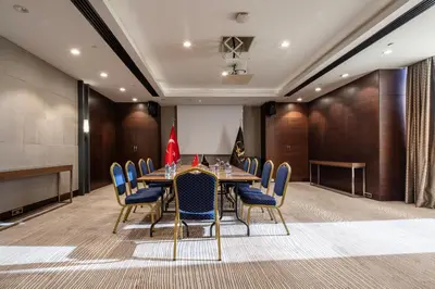 a conference room with a long table and chairs at Grand Harilton Otel in Istanbul