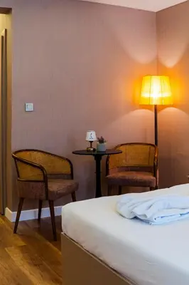 a room with a bed and two chairs and a table at Cheers Porthouse in Istanbul
