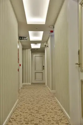 an empty hallway with a hallwayngthngthngthngthngthngthngthngthngthngth at Hotel Queens Land in Istanbul