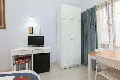 a living room with a tv and a table at SUFI APART Otel in Istanbul
