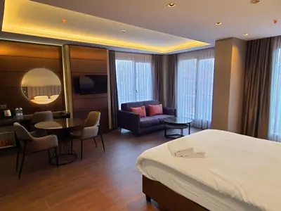 a hotel room with a bed and a table and chairs at Kızılkaya Business Otel in Korfez