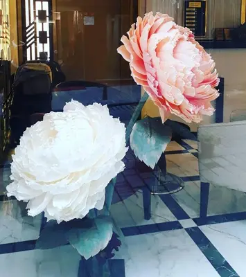 two large white and pink flowers on a glass table at Hivas Hotel in Istanbul