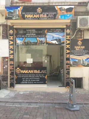 a store front of a hawaiian end alley at Eda's Apartment in Istanbul