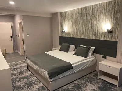 a bedroom with a large bed in a room at Yeşilyurt Park Otel in Corlu