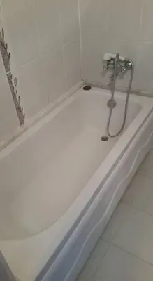 a white bath tub in a bathroom at Thermal Orkide Pansiyon in Yalova