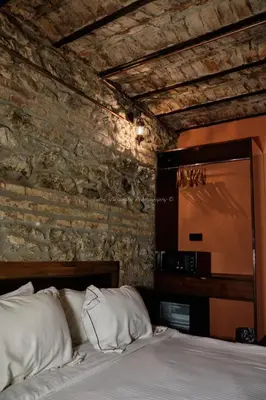 a bed in a room with a stone wall at Reu de Hotel in Istanbul