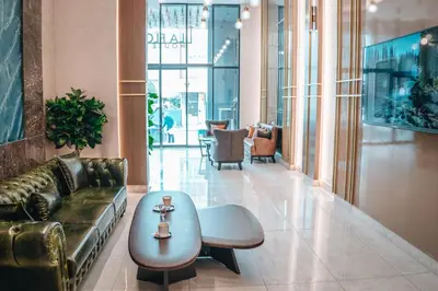a lobby with a couch and a coffee table at La Flora House Hotel in Kocaeli